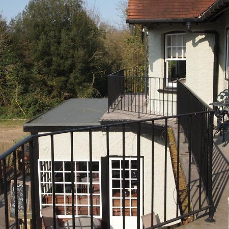 The Weir Hotel Walton-on-Thames Eksteriør billede