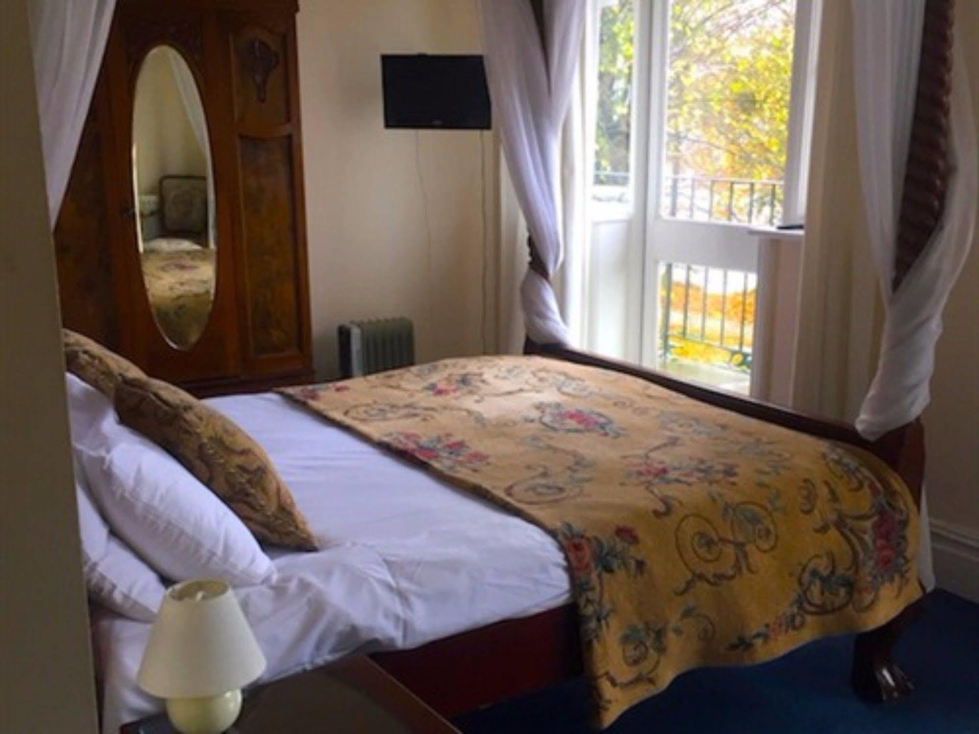 The Weir Hotel Walton-on-Thames Eksteriør billede