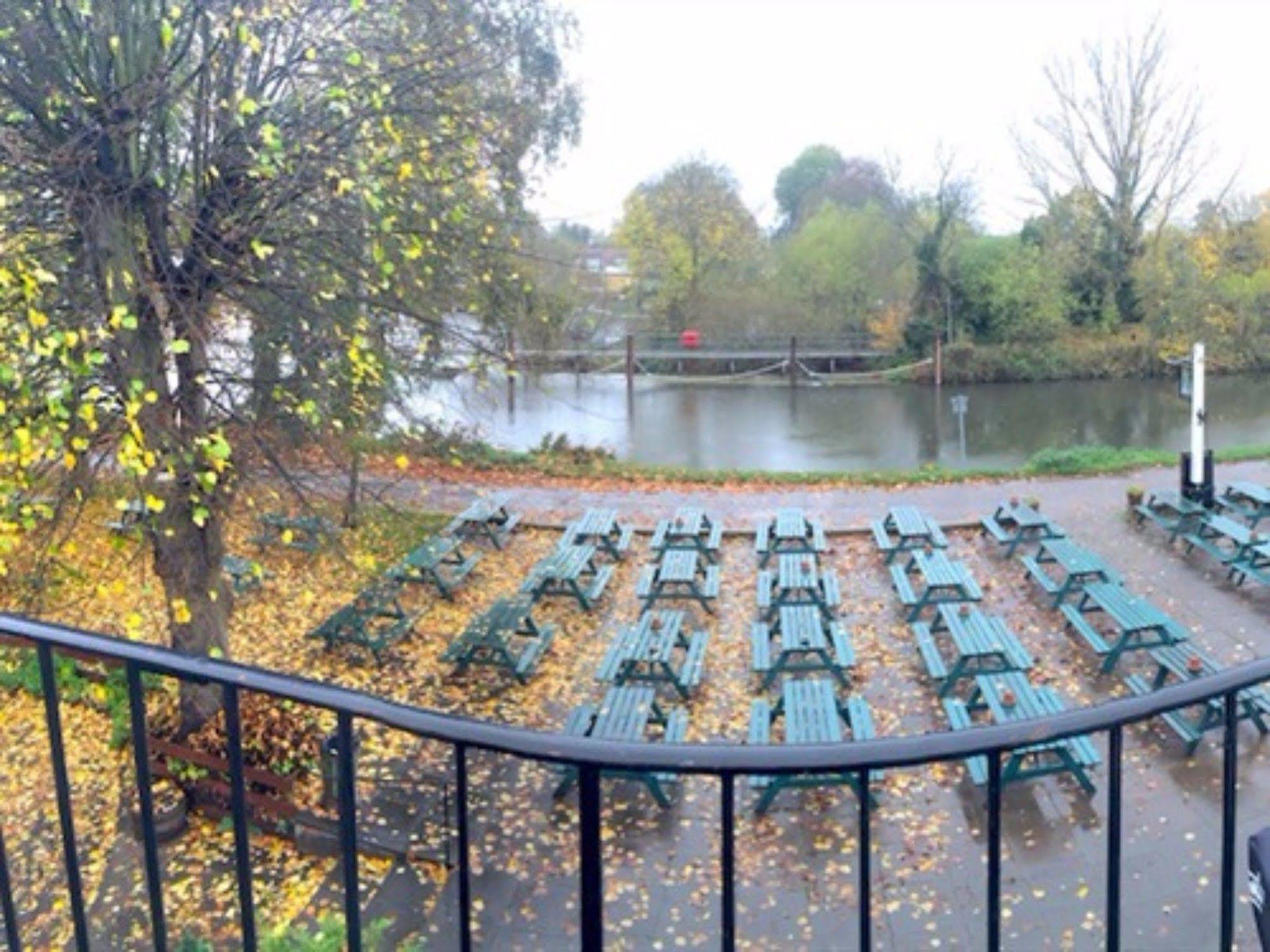 The Weir Hotel Walton-on-Thames Eksteriør billede